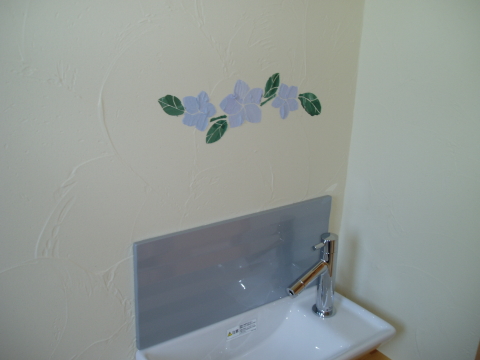 トイレの手洗い場のステンシルウォールアート